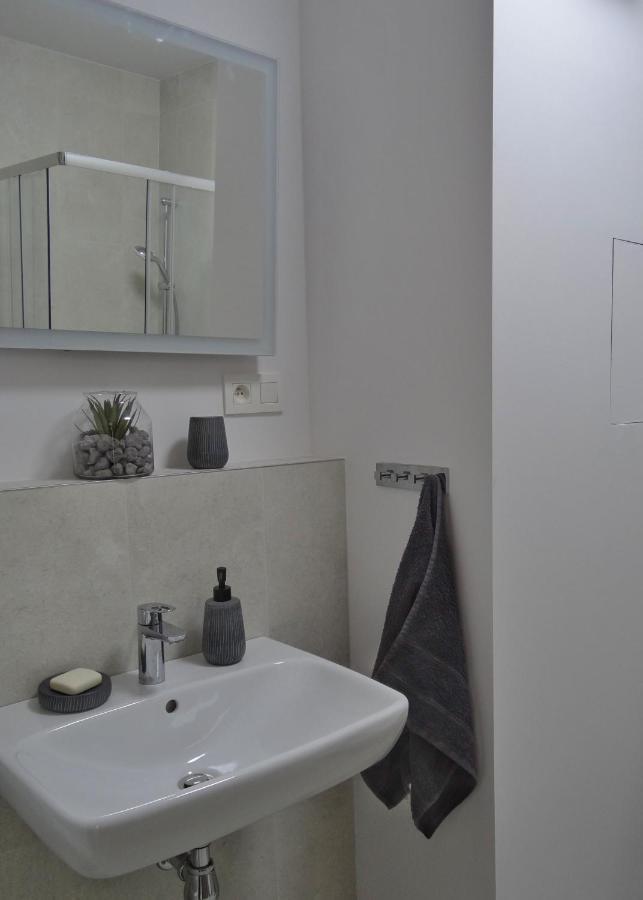 Top Urban Apartment - Free Parking, Green Energy, Modern Style Bratislava Exterior foto